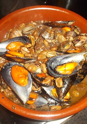 Foto principal de Habas con almejas y mejillones