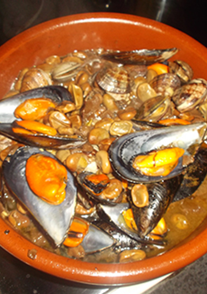 Una foto de Habas con almejas y mejillones