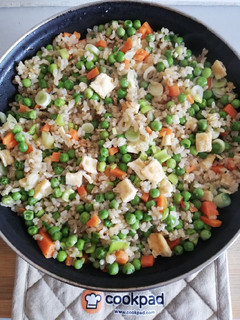 Una foto de Arroz integral frito con verduritas