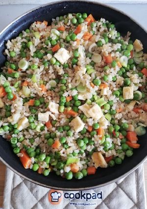 Una foto de Arroz integral frito con verduritas