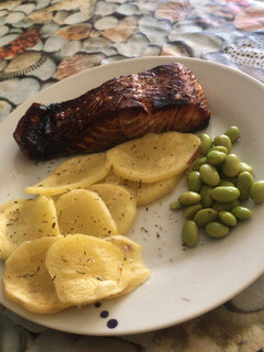 Una foto de Salmón al vapor con salsa de soja y guarnición