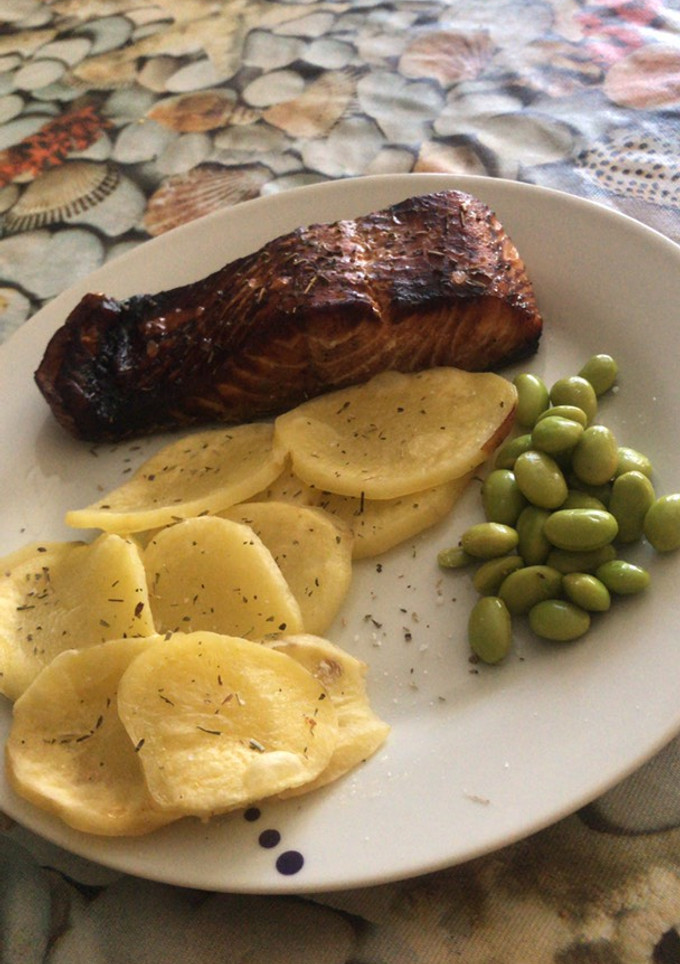 Una foto de Salmón al vapor con salsa de soja y guarnición