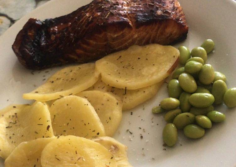 Salmón al vapor con salsa de soja y guarnición