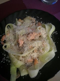 Una foto de Tallarines de calabacín con salmón ahumado y champiñones