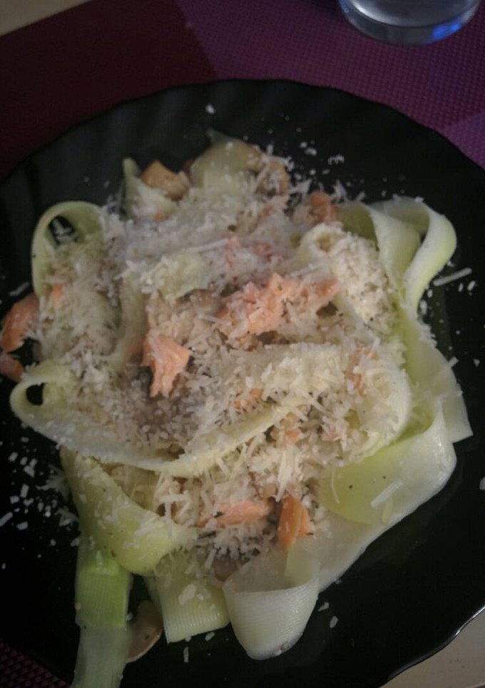 Una foto de Tallarines de calabacín con salmón ahumado y champiñones