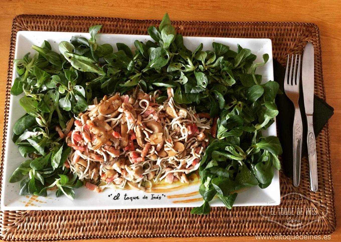 Ensalada de canónigos, gulas y champiñones