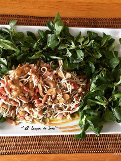 Una foto de Ensalada de canónigos, gulas y champiñones
