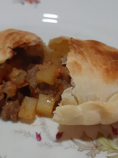 Una foto de Empanadas de carne cortada a cuchillo