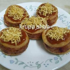 A picture of Sev-puri sandwich.
