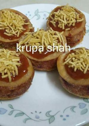 A picture of Sev-puri sandwich.