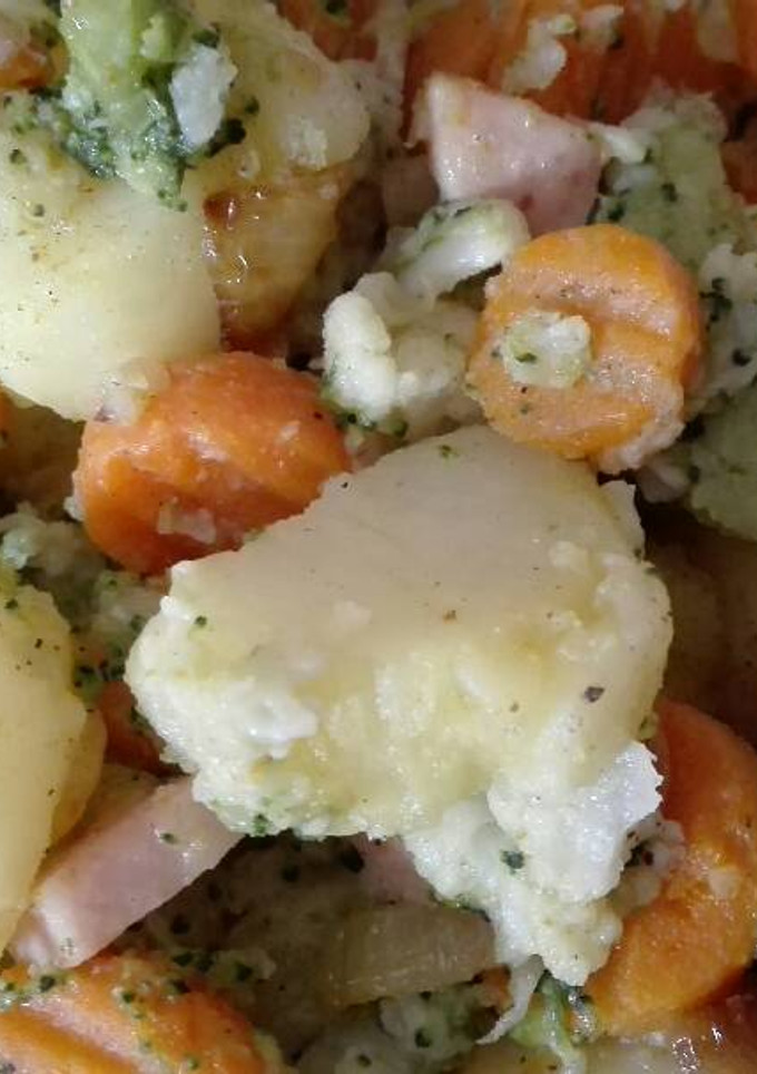 Una foto de Verdura salteada con patatas al curry