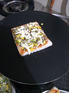 બ્રેડ પીઝા(Bread pizza Recipe in Gujarati) રેસીપી મુખ્ય ફોટો