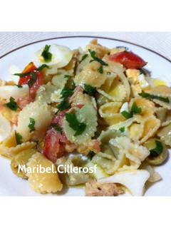 Una foto de Ensalada de pasta multicolor