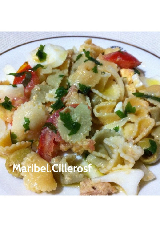 Una foto de Ensalada de pasta multicolor