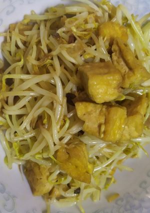 સ્થિર-ફ્રાય બીન સ્પ્રોઉટ્સ વિથ તોફુ(Stir-fry Bean Sprouts with Tofu) રેસીપી મુખ્ય ફોટો