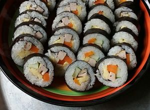 Hình của món Cơm cuộn rong biển.