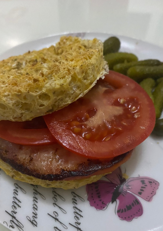 Una foto de Pan de avena relleno de roquefort, lomo adobado y tomate