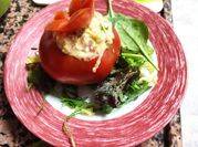 Una foto de tomates rellenos con salsa