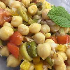 Una foto de Ensalada de garbanzos