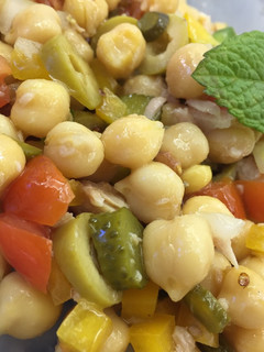 Una foto de Ensalada de garbanzos