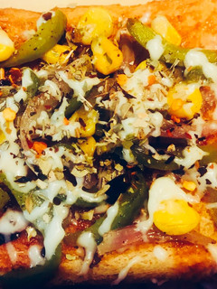 तवा ब्रेड पिज़्ज़ा (Tawa bread pizza recipe in Hindi) रेसिपी मुख्य फोटो
