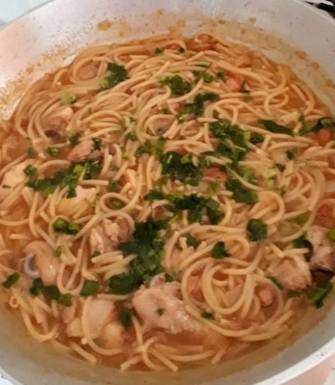 Foto de Macarrão com Galinha no tacho
