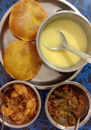 बेसन की पूड़ी और आमरस (besan ki puri aur aam ras recipe in Hindi) रेसिपी मुख्य फोटो