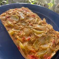 Una foto de TORTILLA AL MICROONDAS - en 10 Minutos - Poco aceite e ingredientes