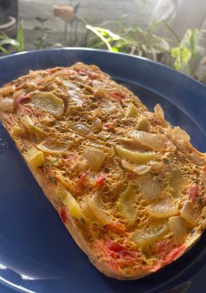 Una foto de TORTILLA AL MICROONDAS - en 10 Minutos - Poco aceite e ingredientes