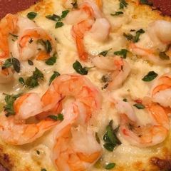 A picture of Shrimp Scampi Pizza on Cauliflower Crust.