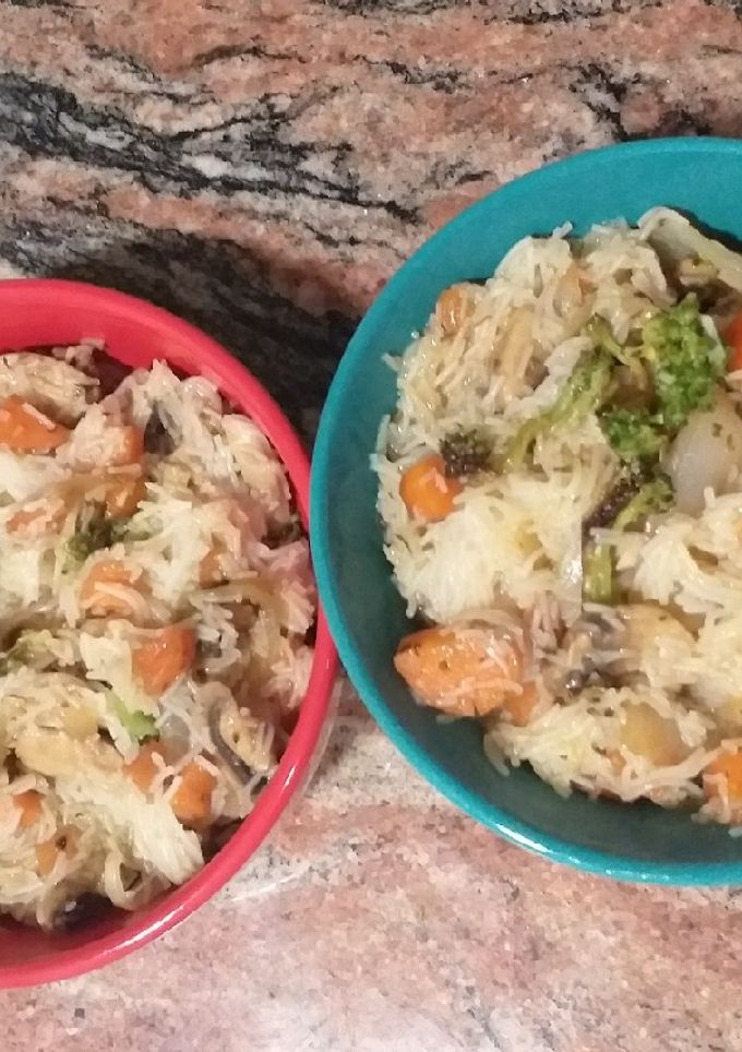 Una foto de Noodles / Fideos de arroz con verduras