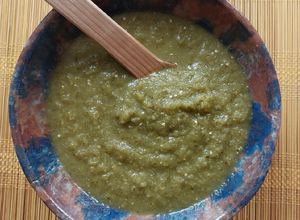 Una foto de Salsa de tomate verde básica