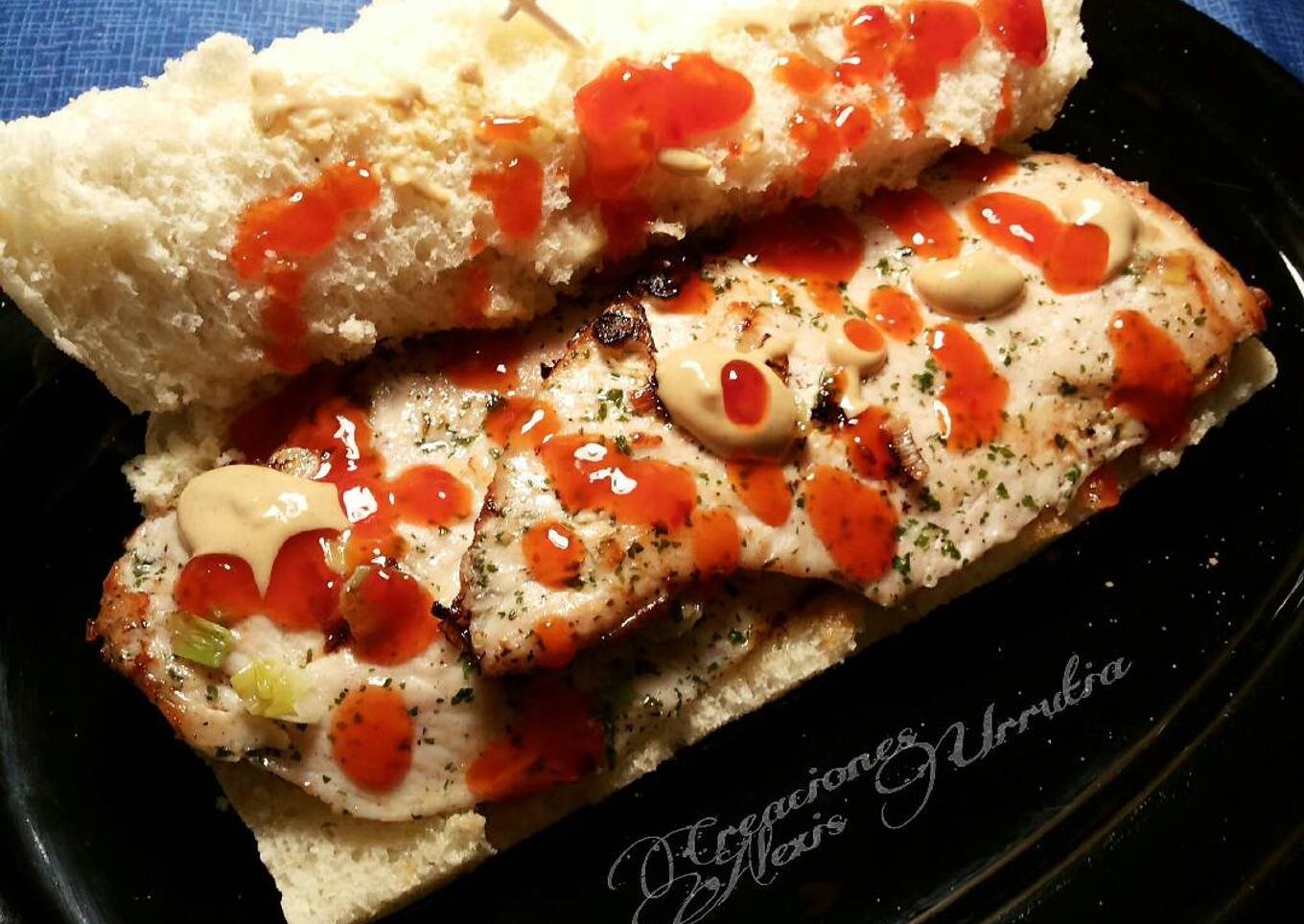 Bocadillo de filetes de pollo marinados, en salsa thai