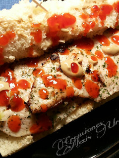Una foto de Bocadillo de filetes de pollo marinados, en salsa thai