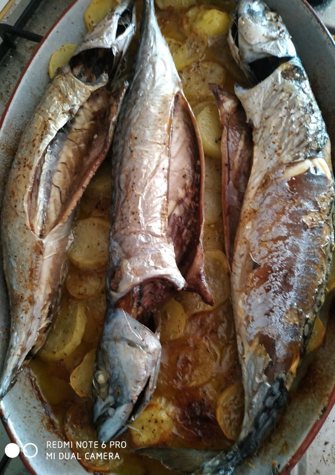 Una foto de Caballa al horno con patatas
