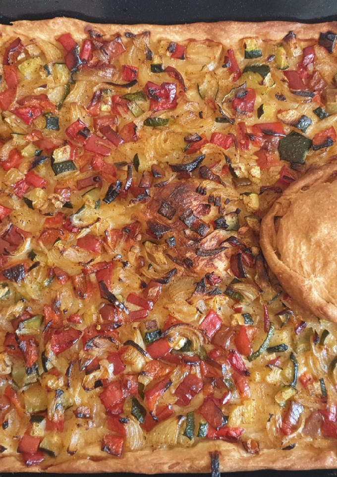 Una foto de Coca mallorquina de verduras