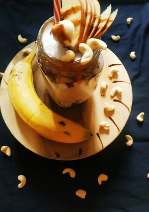 કાજુ ફ્રૂટ સ્મુધી (Kaju Fruit Smoothie Recipe In Gujarati) રેસીપી મુખ્ય ફોટો