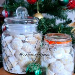 A picture of Putri Salju (Snowball Cookies).