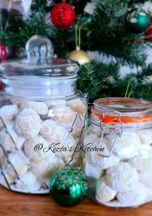 A picture of Putri Salju (Snowball Cookies).
