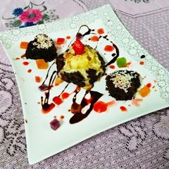 A picture of Chocolate cup cake with icecream.
