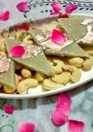 A picture of Kaju katli.