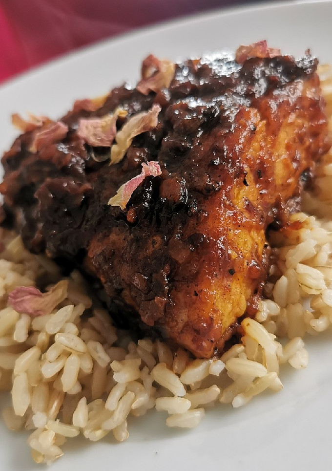 Una foto de Huachinango en salsa de harissa y rosas