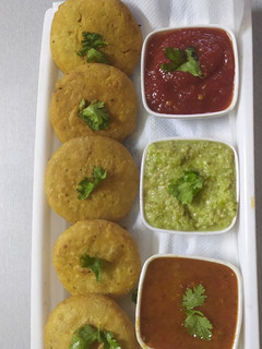 મુંગદાલ ખસ્તા કચોરી(mung khasta kachori in Gujarati) રેસીપી મુખ્ય ફોટો