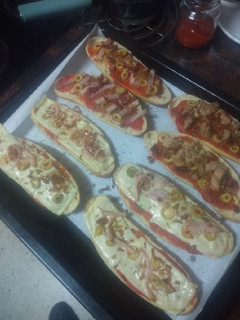 Una foto de Pan pizza con queso y sin queso