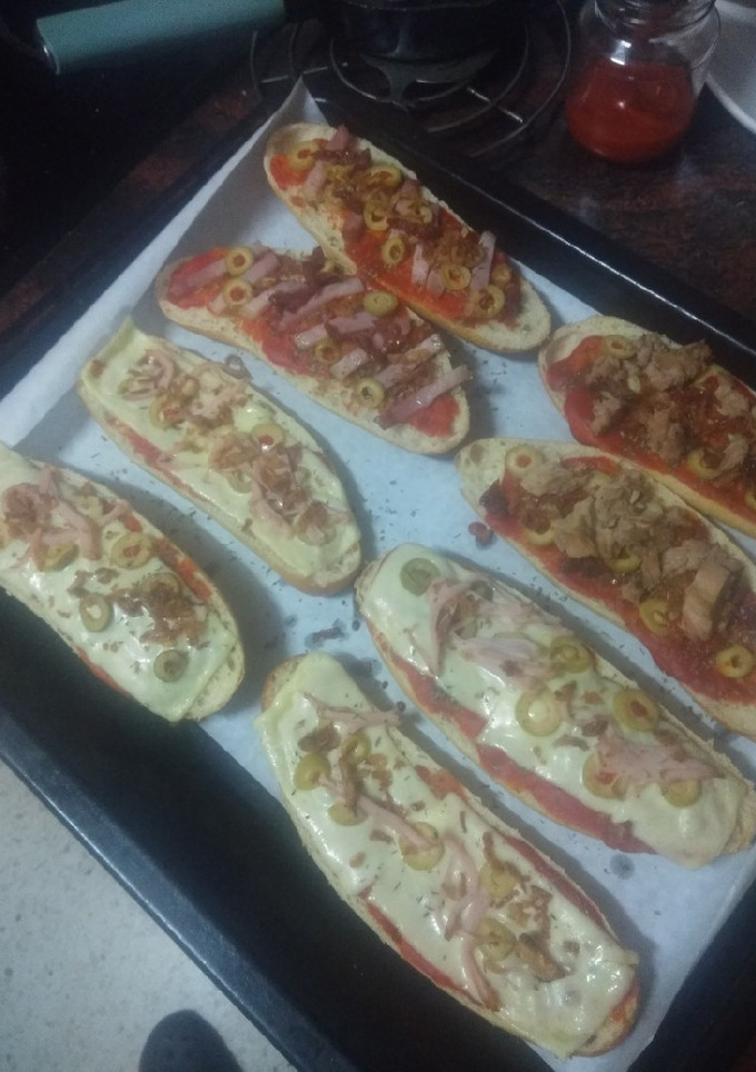 Una foto de Pan pizza con queso y sin queso