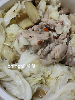 一鍋到底無水料理-麻油煨高麗菜雞 的食譜成品照片