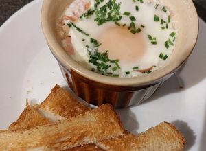 Une photo de Œuf cocotte bacon ciboulette au micro-ondes