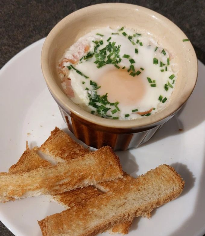Une photo de Œuf cocotte bacon ciboulette au micro-ondes