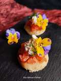 Blini saumon fumé, chèvre et fleur de pensée