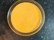 Una foto de salsa cheddar con leche